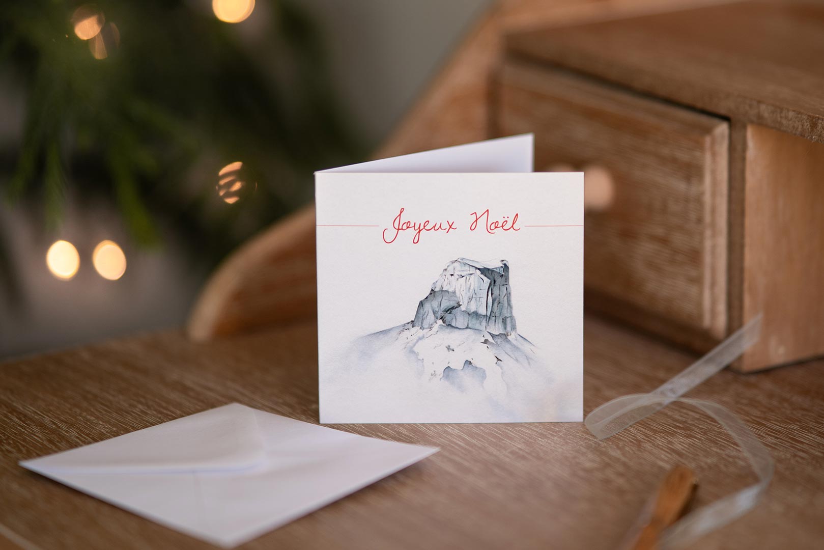 Une carte de vœux du Mont Aiguille dans un décor de Noël