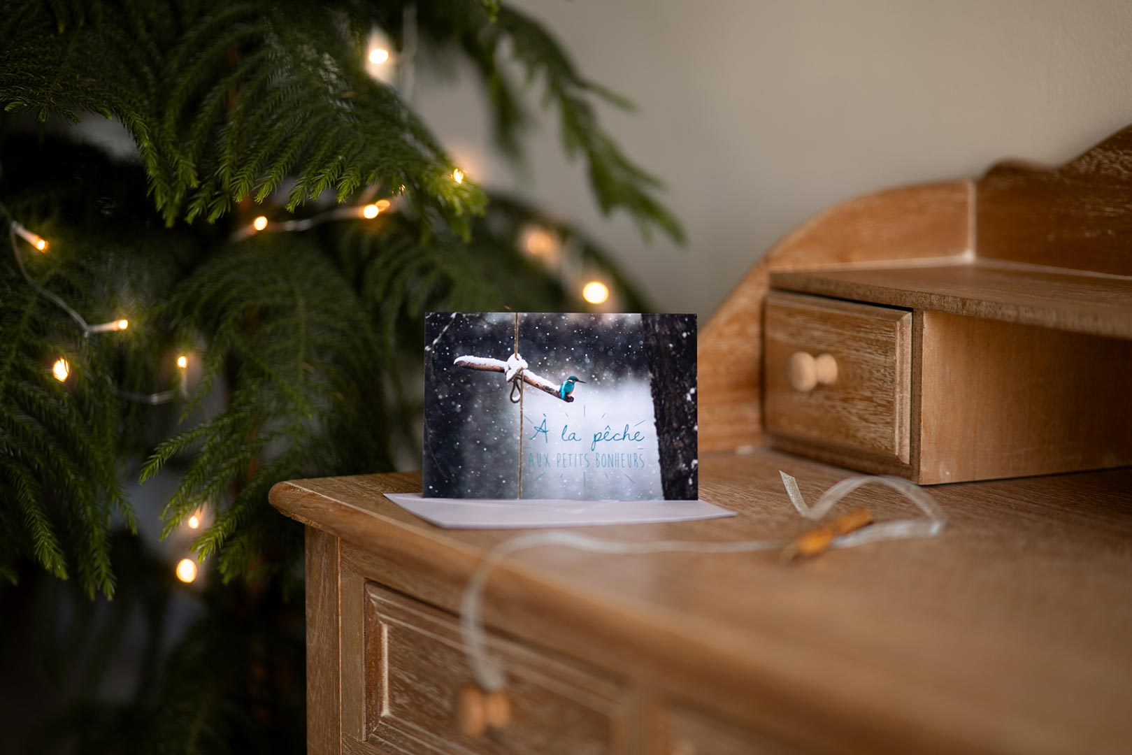 Une carte de vœux du d'un martin pêcheur à Pont-en-Royans d'après photographie de Gaétan Mahé dans un décor de Noël