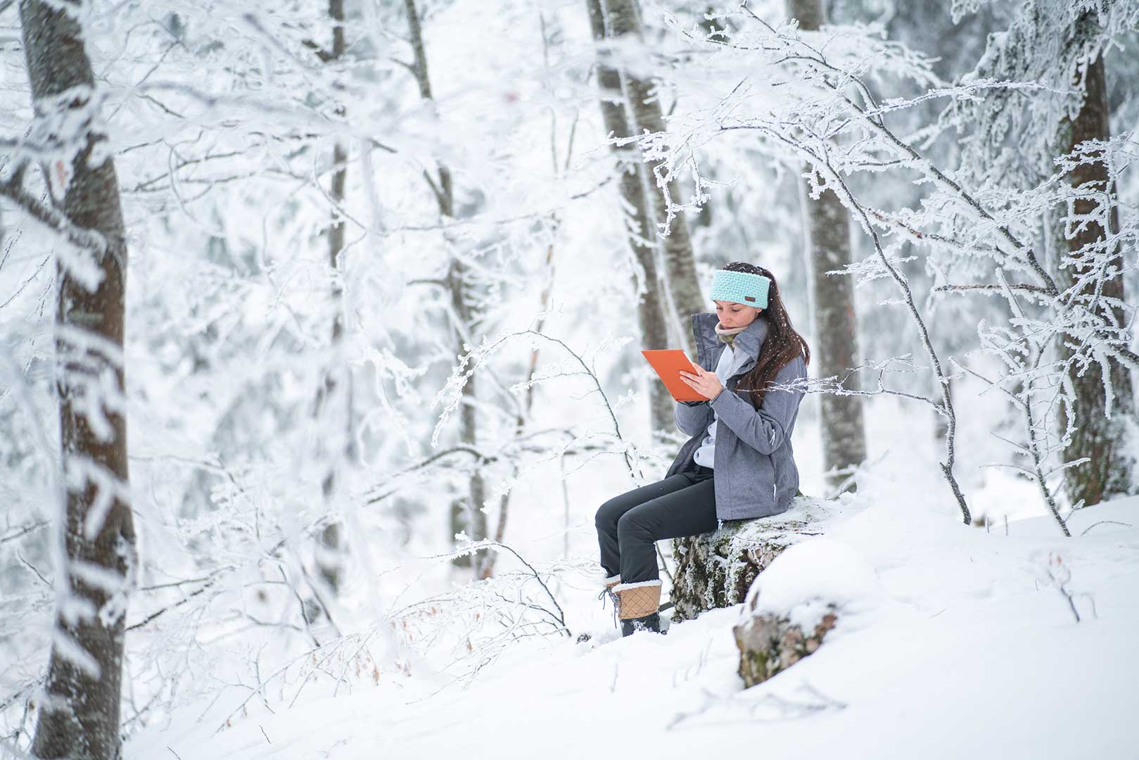 Marie_peint_sous_la_neige Marie Mahé, Artiste peintre, peint sous la neige